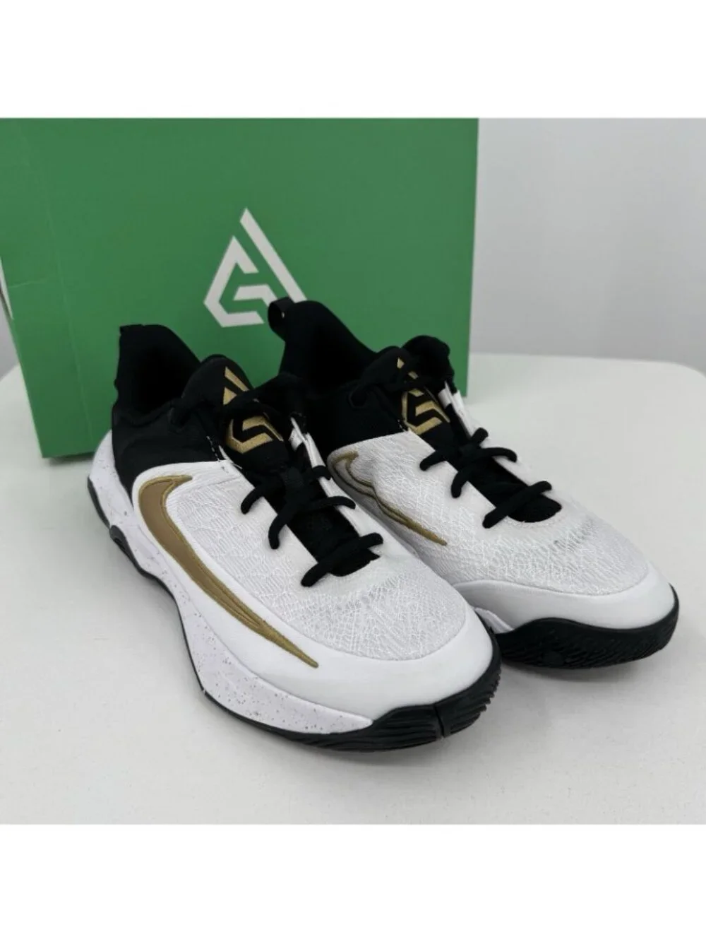 Nike Youth Boys Giannis Immortality 4 Grade School Basketball Shoes size 5 Youth